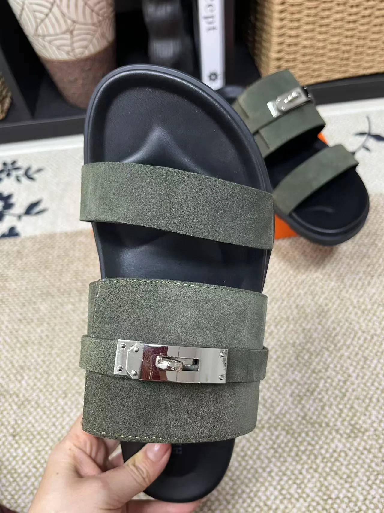 P300 Hermes men's Kazimir slippers - top-quality woven calfskin functional sandals with interwoven uppers inspired by the "H" iconic pattern to create a casual look, perfect for summer. Imported cowhide + cowhide lining + TUP outsole Size: 36-46 couple model